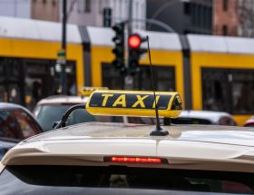 erfahren sie die vorteile von taxis: komfort, flexibilität und zuverlässigkeit für ihre täglichen fahrten. entdecken sie, wie taxis ihnen zeit und stress ersparen können, während sie sicher an ihr ziel gelangen.