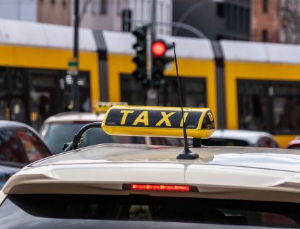 erfahren sie die vorteile von taxis: komfort, flexibilität und zuverlässigkeit für ihre täglichen fahrten. entdecken sie, wie taxis ihnen zeit und stress ersparen können, während sie sicher an ihr ziel gelangen.