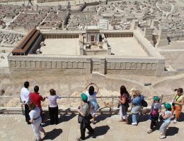 erleben sie die faszinierende geschichte, kultur und spiritualität von jerusalem, einer der ältesten und heiligsten städte der welt. entdecken sie die ikonischen stätten, die religiösen traditionen und die vielfältige architektur, die diese stadt einzigartig machen.