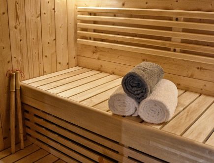 entspannen sie sich in unserem luxuriösen sauna-bereich, der ihnen ein unvergleichliches erlebnis der erholung und erneuerung bietet. genießen sie die wohltuende wärme und die vielfältigen vorteile für körper und geist.