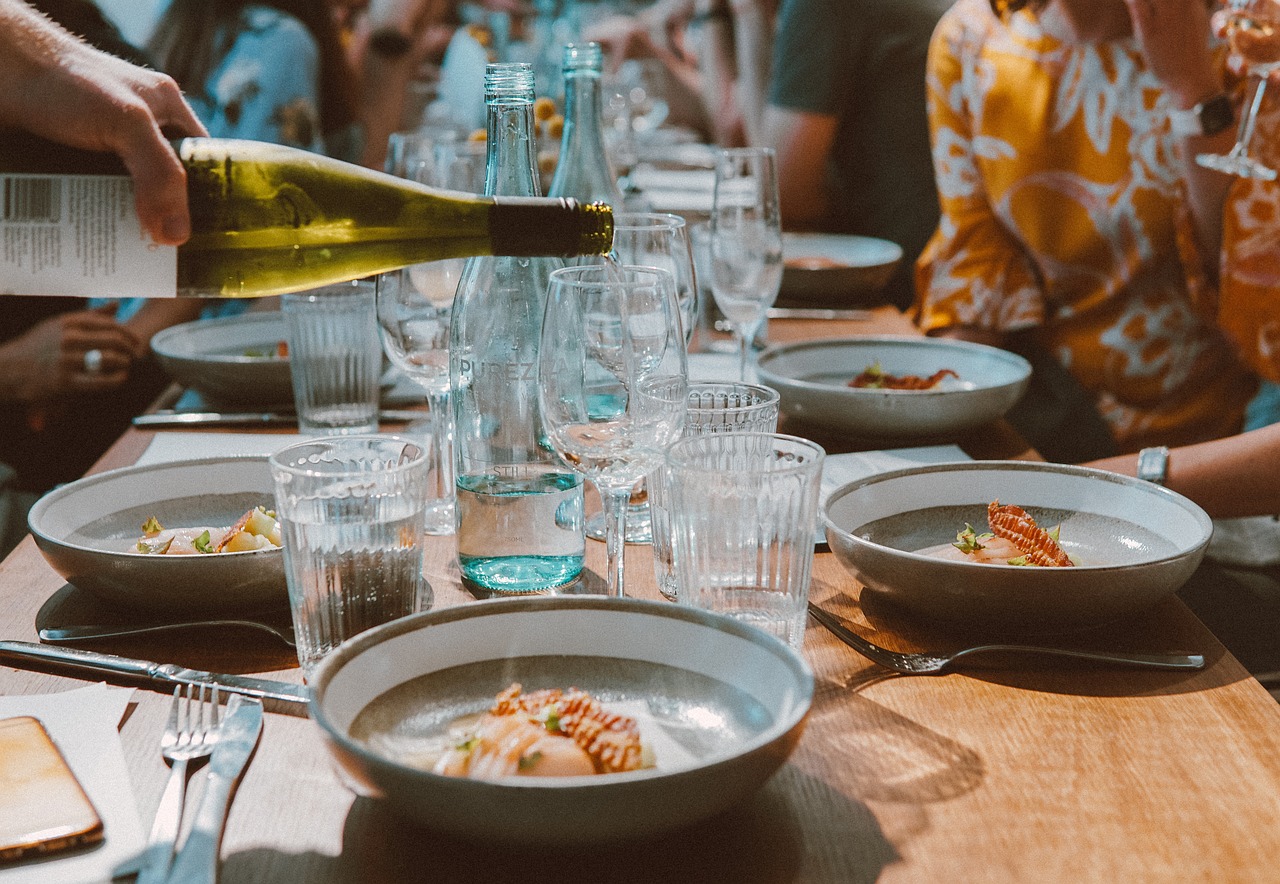 genießen sie ein romantisches abendessen mit kerzenlicht, köstlichem essen und einer traumhaften atmosphäre. perfekt für unvergessliche momente zu zweit.