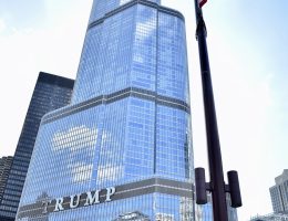 entdecken sie die politisch umstrittene figur donald trump, seine politischen strategien, den einfluss auf die amerikanische gesellschaft und die globalen auswirkungen seiner präsidentschaft.