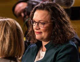 entdecken sie die dynamik und die auswirkungen von koalitionen in der politik. erfahren sie, wie verschiedene gruppen zusammenarbeiten, um gemeinsame ziele zu erreichen und herausforderungen zu meistern. einblicke in strategien, stärken und herausforderungen von koalitionen.