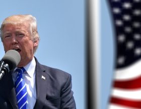 entdecken sie die faszinierende geschichte und die politischen kontroversen rund um donald trump, eine prägende figur der modernen politik, die sowohl bewunderung als auch kritik hervorruft.