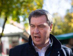 entdecken sie aktuelle nachrichten und hintergrundinformationen über markus söder, den ministerpräsidenten von bayern. bleiben sie informiert über seine politik, initiativen und entwicklungen in bayern und deutschland.