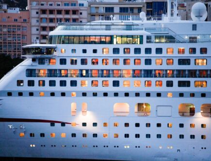 entdecken sie unsere komfortablen kreuzfahrtkabinen und genießen sie eine unvergessliche reise mit erstklassigem service und atemberaubendem meerblick.