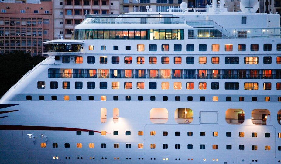 entdecken sie unsere komfortablen kreuzfahrtkabinen und genießen sie eine unvergessliche reise mit erstklassigem service und atemberaubendem meerblick.