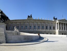 der nationale sicherheitsrat ist ein zentrales gremium, das die regierung in fragen der nationalen sicherheit berät und wichtige strategien zum schutz des landes entwickelt.