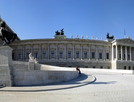 der nationale sicherheitsrat ist ein zentrales gremium, das die regierung in fragen der nationalen sicherheit berät und wichtige strategien zum schutz des landes entwickelt.