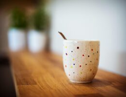 entdecken sie die vorz&uuml;ge von kaffee und tee &ndash; zwei beliebte getr&auml;nke, die energie und entspannung bieten. erfahren sie mehr &uuml;ber ihre herkunft, zubereitung und gesundheitlichen vorteile.