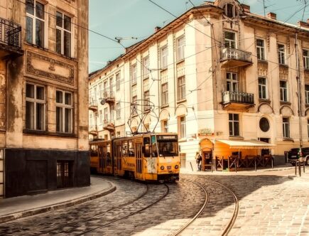 entdecken sie die faszinierende kultur und atemberaubende landschaften der ukraine. planen sie ihre reise mit wichtigen tipps und aktuellen informationen.