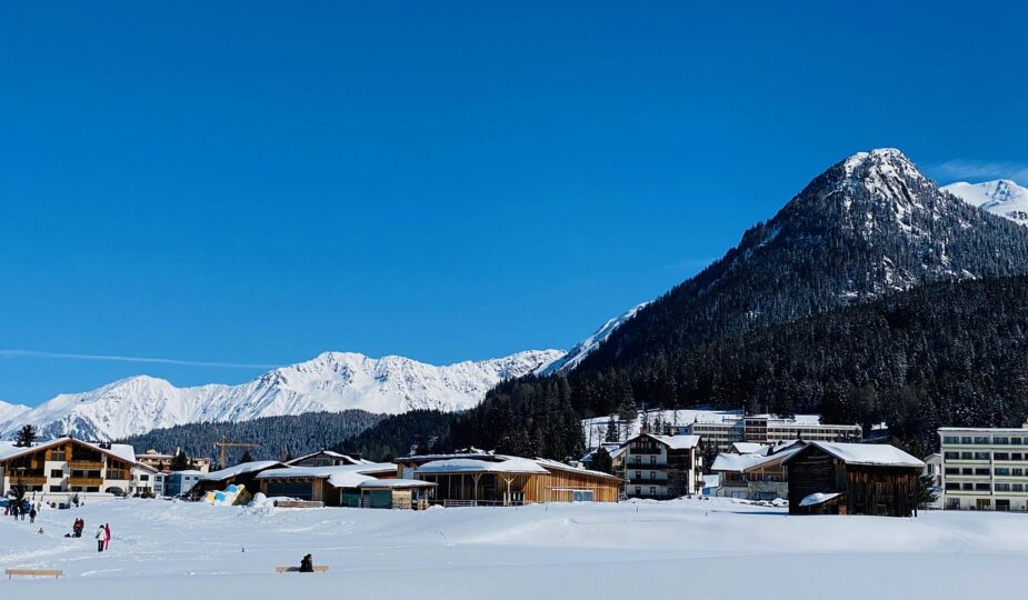 entdecken sie davos, das h&ouml;chste gebirgsdorf europas, bekannt f&uuml;r seine wintersportm&ouml;glichkeiten, erstklassigen kongresszentren und malerischen berglandschaften.