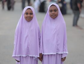 erfahren sie mehr &uuml;ber das leben und die herausforderungen der kinder im gazastreifen, ihre hoffnungen und die humanit&auml;re lage vor ort.